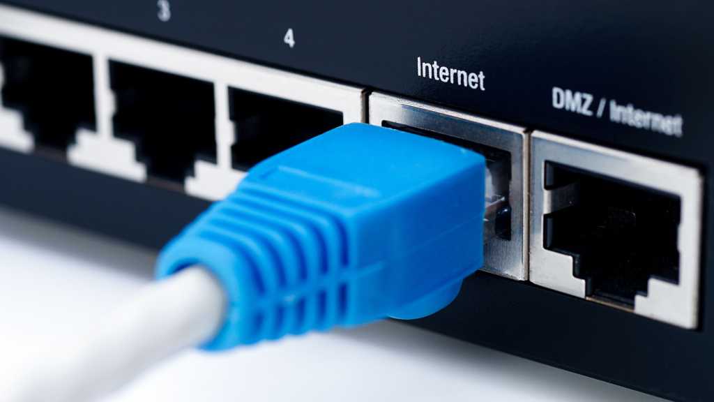 LAN-Kabel in Routerbuchse