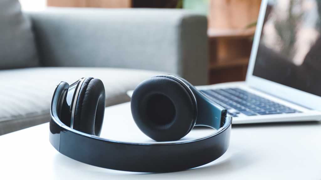 Kopfhörer vor einem Notebook auf einem Tisch