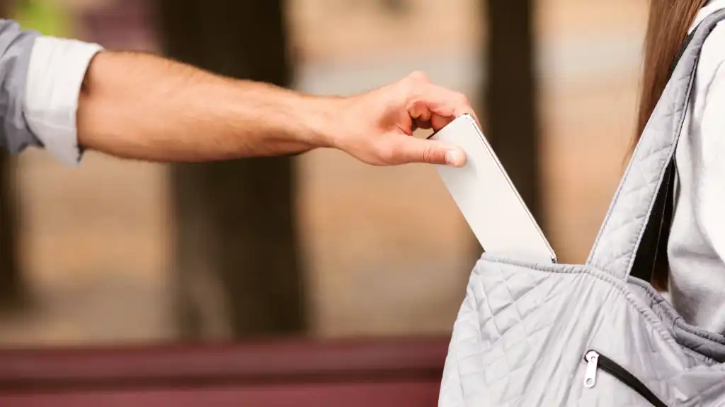 Mann stiehlt Frau Handy aus Handtasche