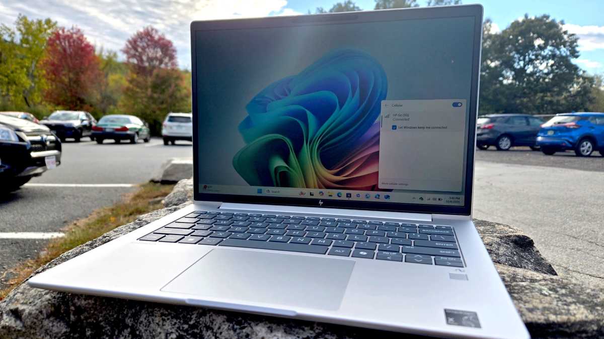 HP EliteBook 6 G1q en extérieur avec 5G visible à l'écran