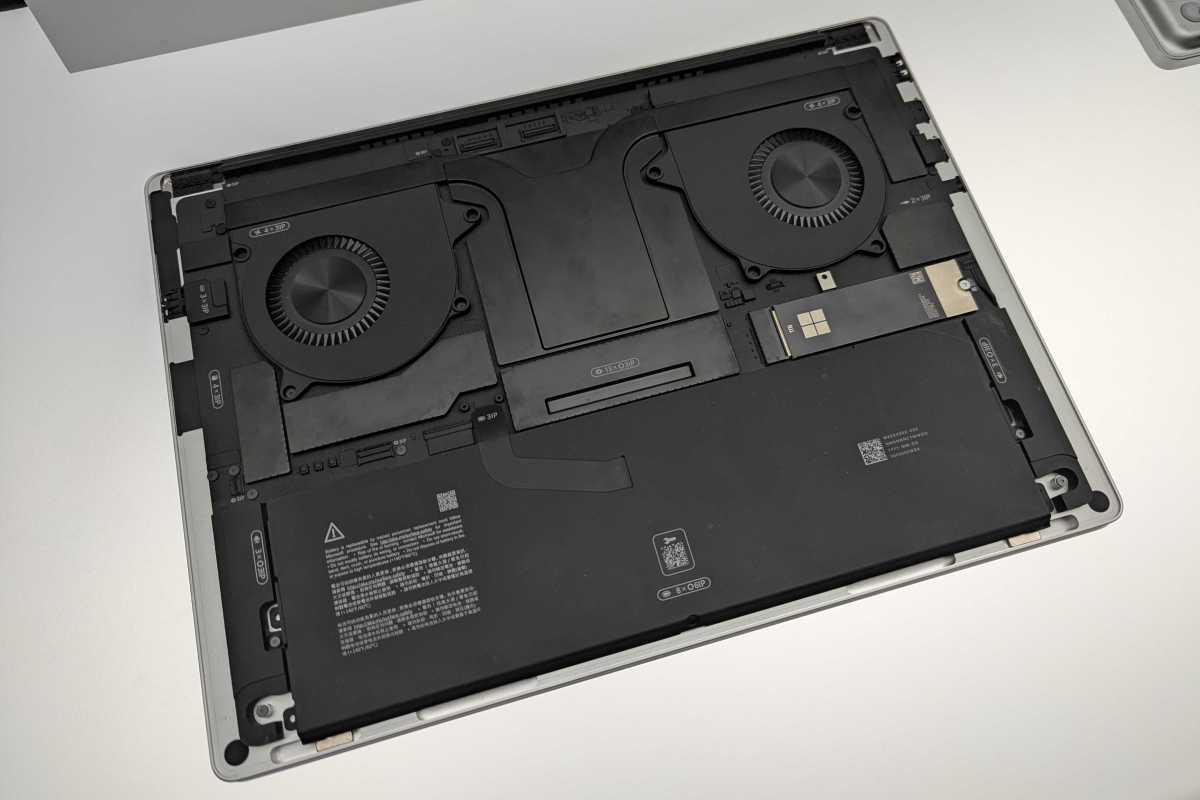 Surface Laptop Ultra - Vue des composants internes