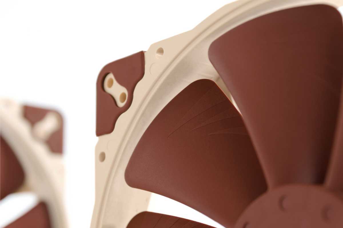 Gros plan des pales du ventilateur de refroidissement PWM Noctua NF-A20 5V