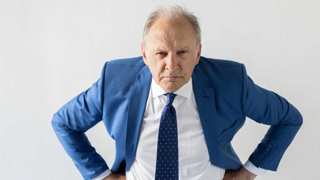 Chef/Boss, mit Kravatte und Anzug, der grimmig dreinschaut