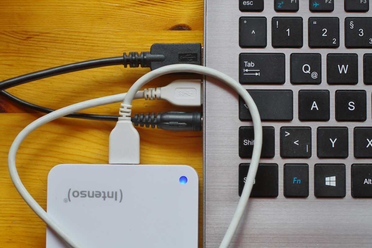 Disque dur externe branché sur le côté d'un ordinateur portable Windows