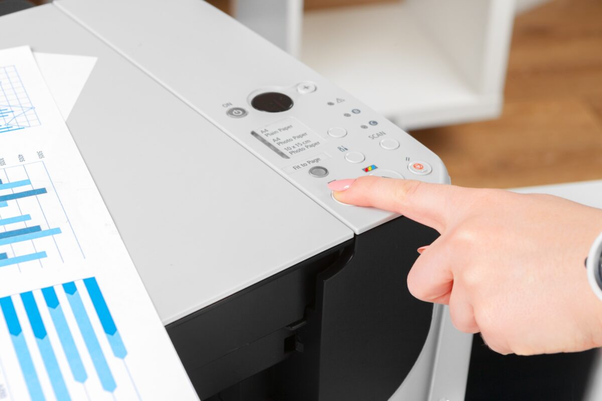 Femme utilisant l'imprimante pour numériser et imprimer des documents