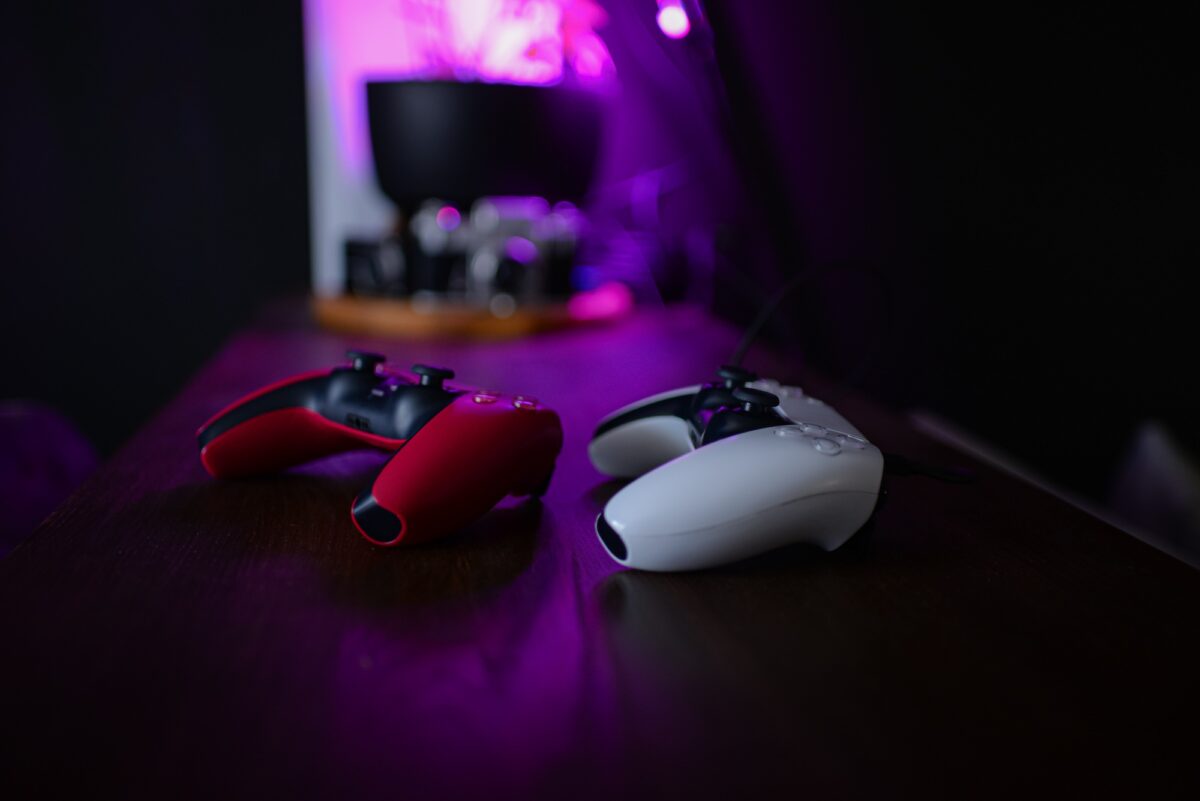 Manette de jeu rétro en néon. Manette de jeu pour jeux. Sci-fi Cyber futuriste couleurs violet-rose joystick