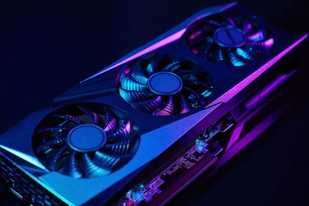 Une carte graphique de jeu moderne illuminée par des néons
