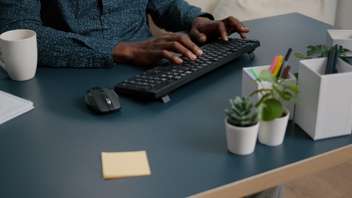 Vue de dessus d'un homme noir afro-américain tapant sur un clavier d'ordinateur